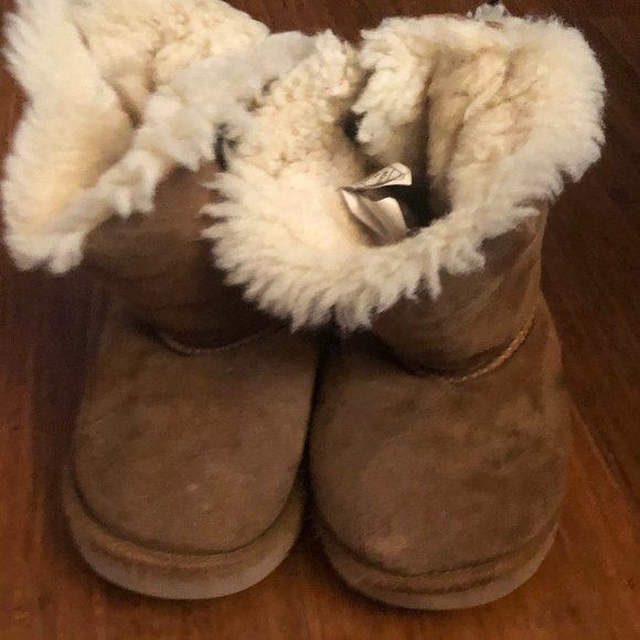 Ugg Bow Boots - Girl size 8 - Picture 1 of 3